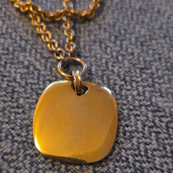 Elegant Gold Pendant Necklace - Picture 2 of 3
